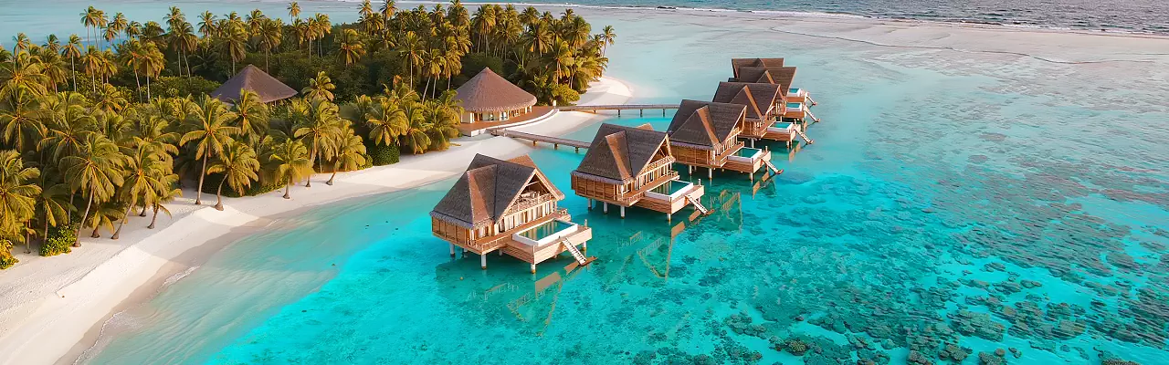Malediven Pauschalreise Luxusresort &uuml;ber dem t&uuml;rkisfarbenen Meer