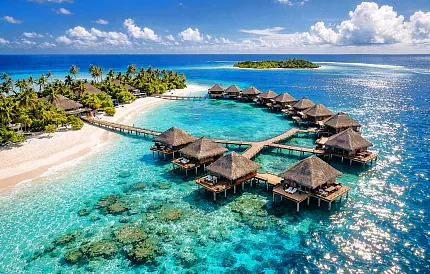 T&uuml;rkisfarbenes Meer und Wasserbungalows auf den Malediven &ndash; Luxusurlaub im Indischen Ozean